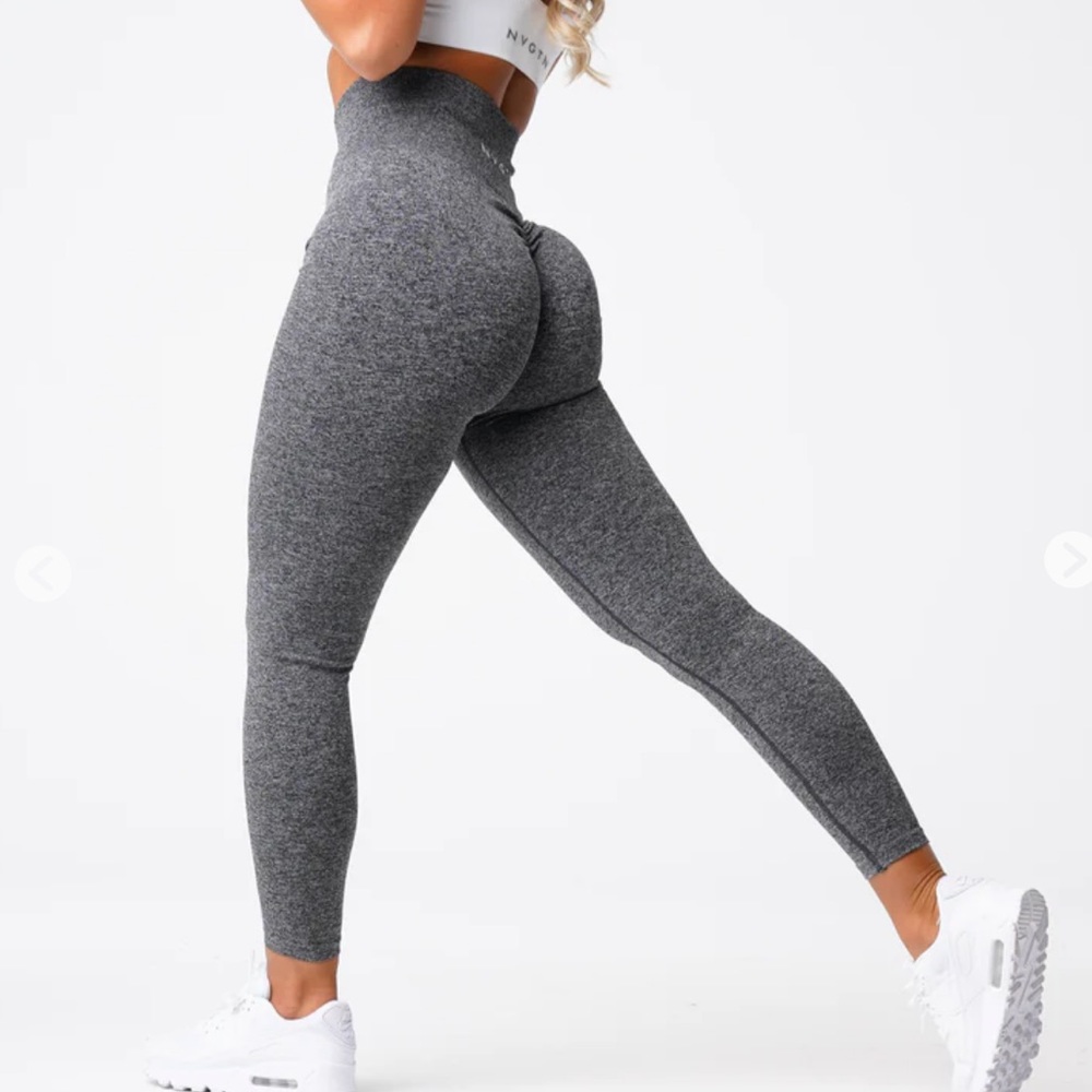 NVGTN XS  black speckled scrunch bottom leggings